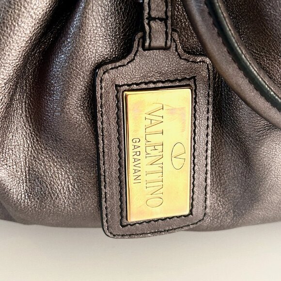 Valentino Garavani Metallic Leather Rockstud Pleated Bag - Picture 14 of 16